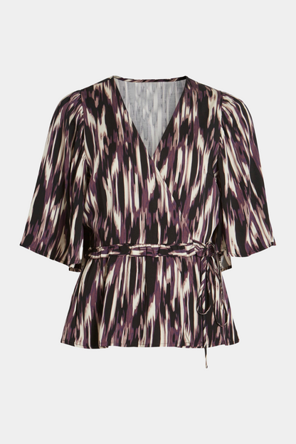 top, bluse, wrap, slå-om, lilla, purple, print, beige, sort, black, flæse, bindebånd, sløjfe, kortærmet, kimono, blød, soft, natur, sommer, sommertop, sommerbluse, elegant, fin, feminin, hverdag, fest, kvinde, dame, woman