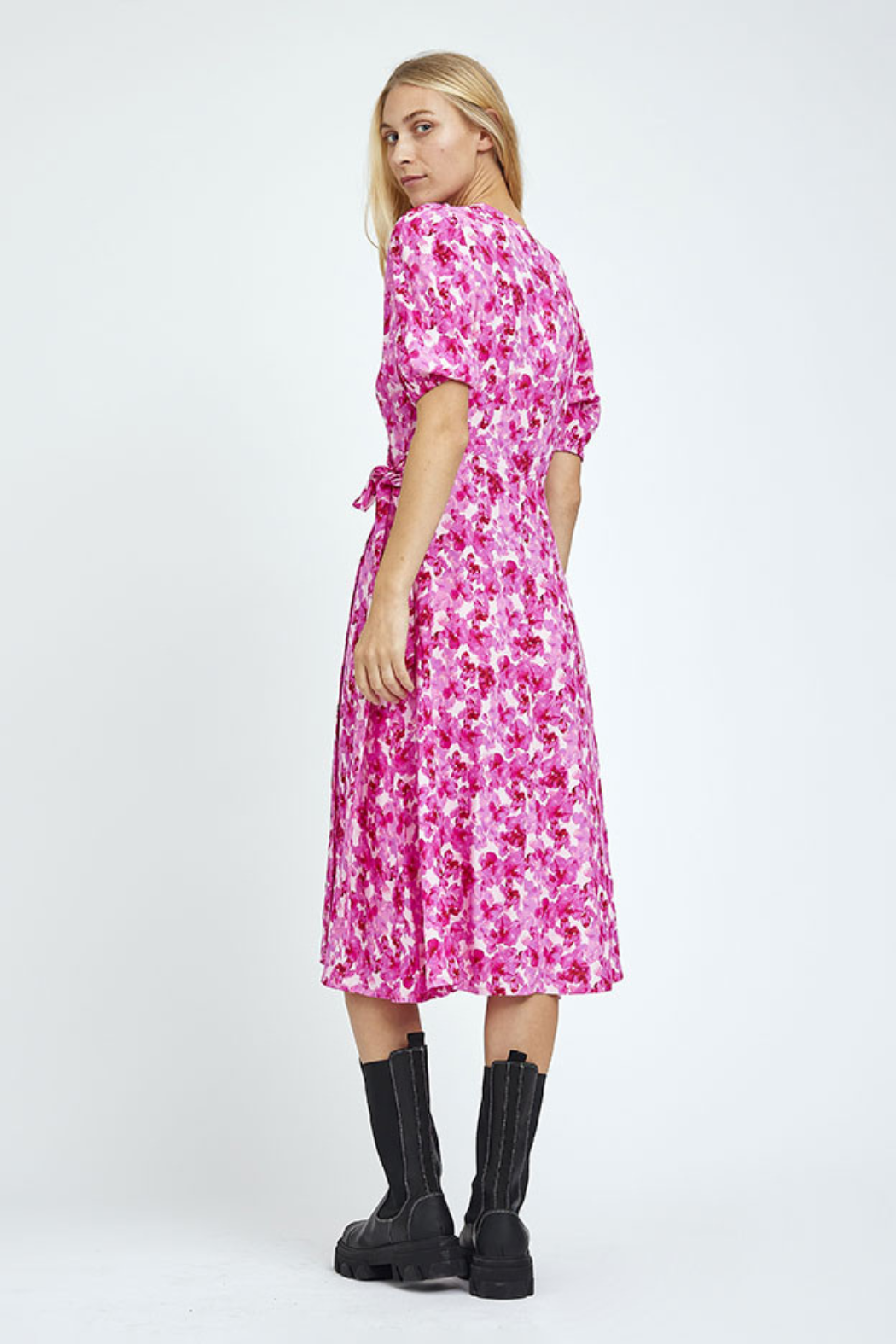 kjole, dress, slåom, wrap, blomster, print, pink, lyserød, rosa, fin, smuk, elegant, klassisk, feminin, pæn, rå, cool, sej, unik, musthave, hverdag, fest,