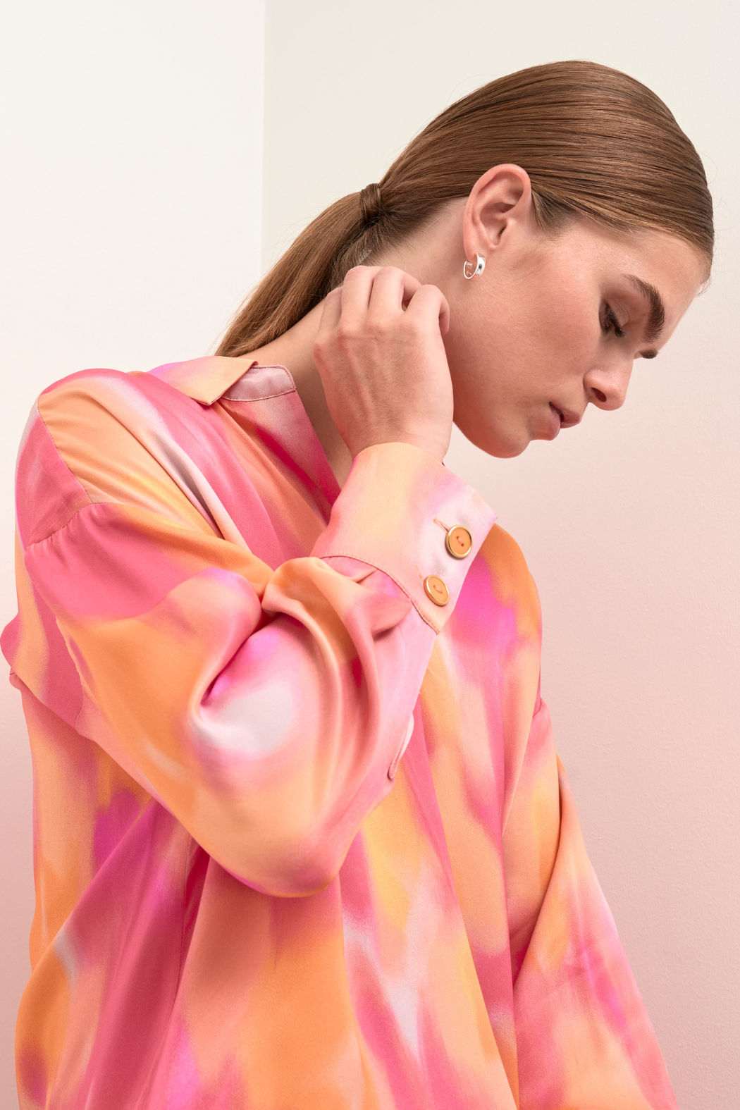 shirt, skjorte, lang, long, tunika, print, colorsplash, watercolor, pink, orange, shiny, silke, satin, fin, smuk, elegant, klassisk, feminin, rå, cool, sej, unik, musthave, hverdag, fest