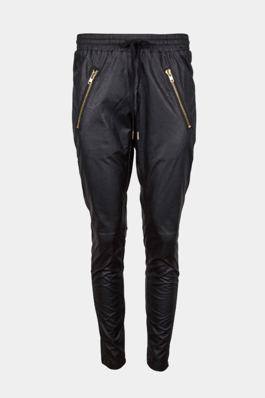 buks, skind, læder, skindbuks, læderbuks, jogging, elastik, snøre, afslappet, loose, løs, læderlook, faux, blød, soft, naturtro, silver, sølv, lynlås, lommer, cool, rå, hverdag, fest