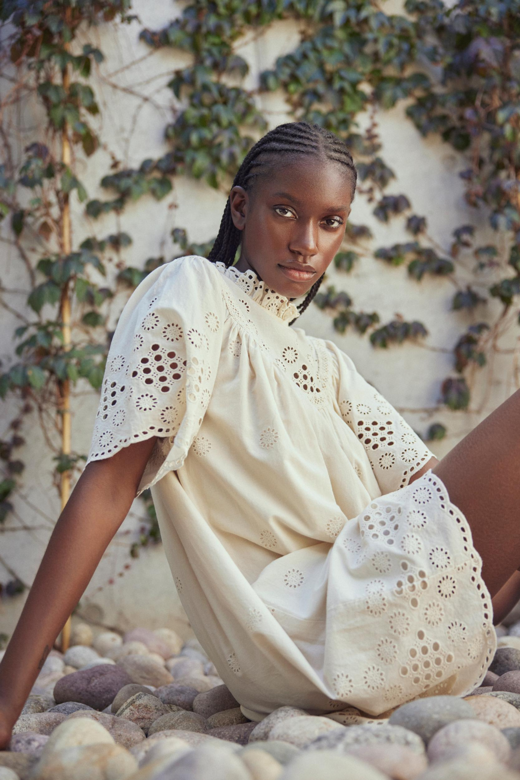 kjole, dress, hvid, råhvid, creme, broderi, flæser, flæse, hulmønster, fin, smuk, elegant, klassisk, feminin, rå, cool, sej, pæn, unik, musthave, hverdag, fest,