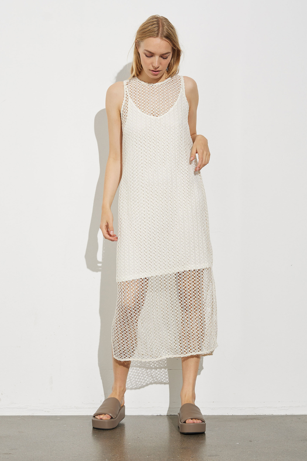 kjole, dress, lang, strikket, hæklet, uden ærmer, råhvid. hvid. fin, smuk, elegant, klassisk, feminin, rå, cool, sej, unik, musthave, sommer, sol, strand, hverdag, fest