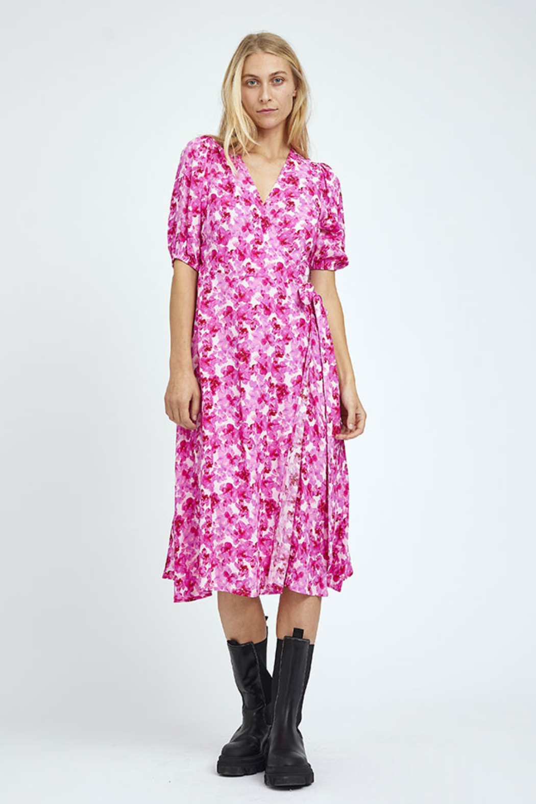 kjole, dress, slåom, wrap, blomster, print, pink, lyserød, rosa, fin, smuk, elegant, klassisk, feminin, pæn, rå, cool, sej, unik, musthave, hverdag, fest,