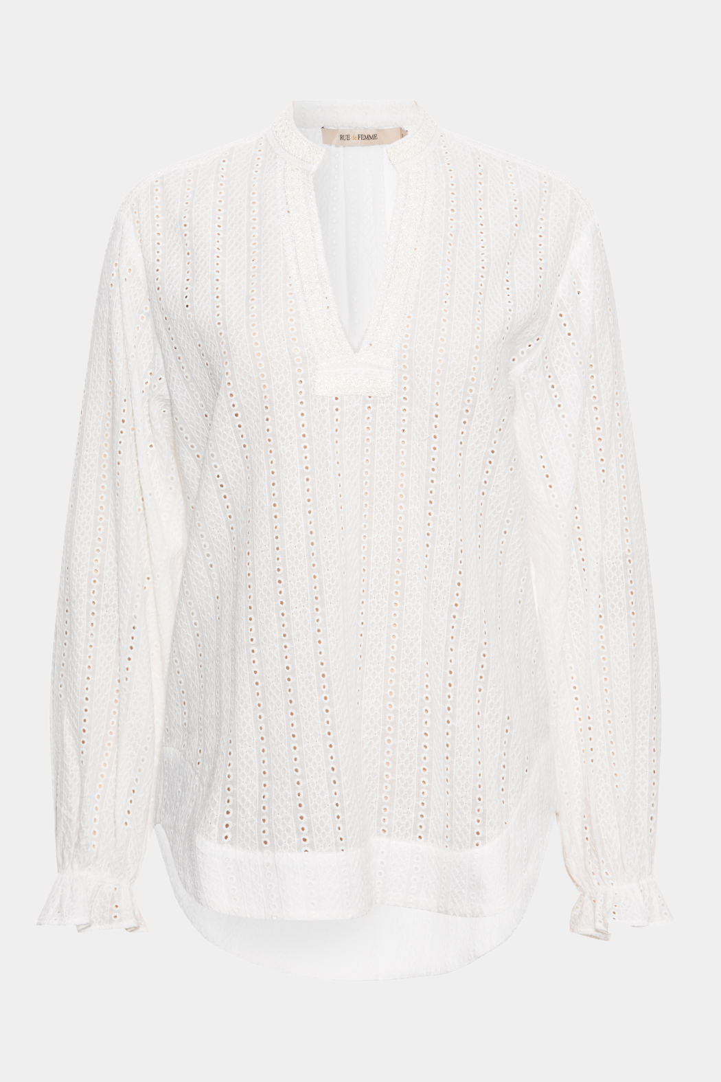 skjorte, bluse, langærmet, v-hals, broderi anglaise, broderet, detaljer, hvid, white, feminin, elegant, hverdag, fest, fin, lang, storeskjorte, kvinde, dame, woman