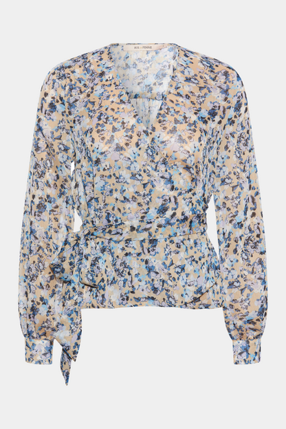 skjorte, bluse, wrap, slå-om, bælte, bindebånd, kort, langærmet, v-hals, peplum, talje, figursyet, taljeret, blå, blue, print, blomster, watercolor, transparent, gennemsigtig, let, elegant, fin, feminin, hverdag, fest, kvinde, dame, woman