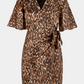 kjole, dress, kort, mini, midi, wrap, slå-om, kortærmet, leopard, leo, leopardprint, leoprint, blank, shiny, fest, bindebånd, bindes, v-hals, feminin, elegant, hverdag, fest, festkjole, dame, kvinde, woman